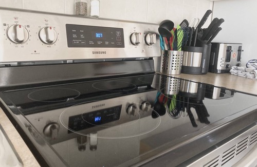 Cougar Creek Condo | SUNNY BRIGHT King Bed Suite |Full Kitchen| A/C |Free Parking| Balcony| BBQ| Gym