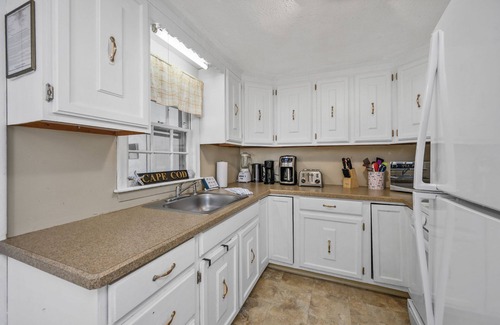 West Yarmouth Cottage | Sunny Cape Cod Cottage Near Lewis Bay