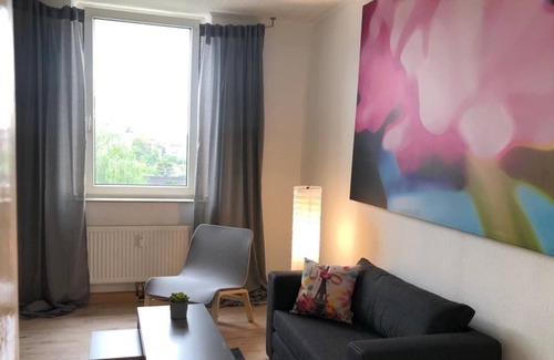 Moersenbroich Apartment | Sunny central trade fair apartment with 3 bedrooms and a view of the green