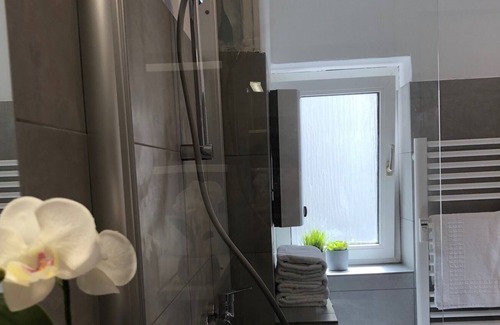 Moersenbroich Apartment | Sunny central trade fair apartment with 3 bedrooms and a view of the green