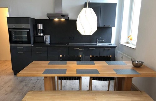 Moersenbroich Apartment | Sunny central trade fair apartment with 3 bedrooms and a view of the green