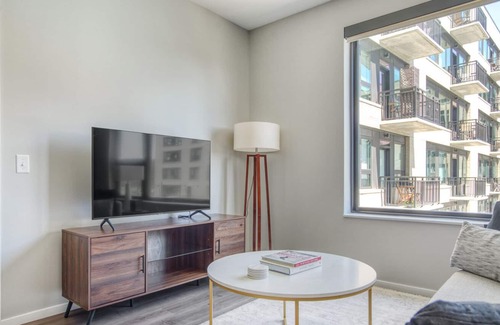 Congress Park Apartment | Sunny Congress Park 1BR w/ Gym & Pool, near shops & dining, by Blueground