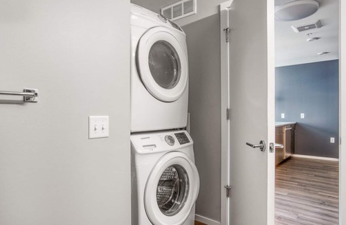 Congress Park Apartment | Sunny Congress Park 1BR w/ Gym & Pool, near shops & dining, by Blueground