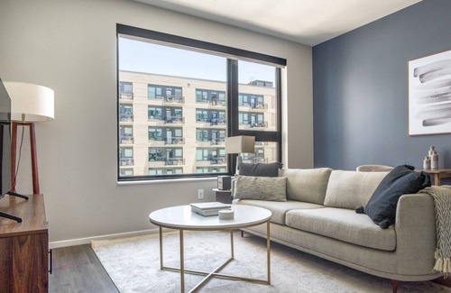 Congress Park Apartment | Sunny Congress Park 1BR w/ Gym & Pool, near shops & dining, by Blueground