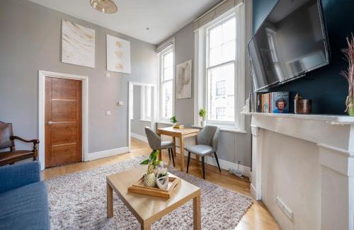 Holborn and Covent Garden Apartment | Sunny Corner Apartment in Center of London (2)