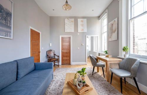 Holborn and Covent Garden Apartment | Sunny Corner Apartment in Center of London (2)