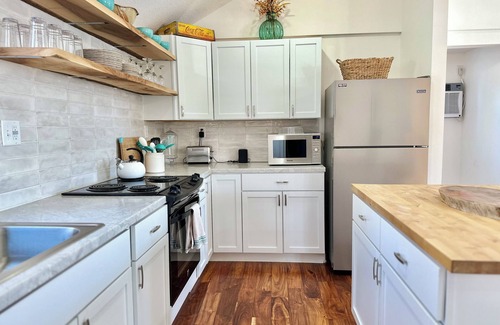 Oskaloosa House | Sunny Cottage: Fire pit, close to biking & walking trails and historic downtown.
