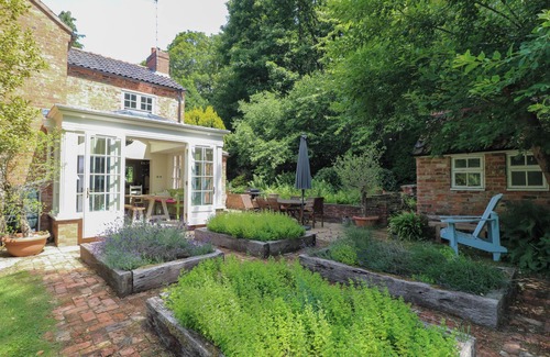 Welby Cottage | SUNNY COTTAGE, pet friendly, character holiday cottage in Grantham