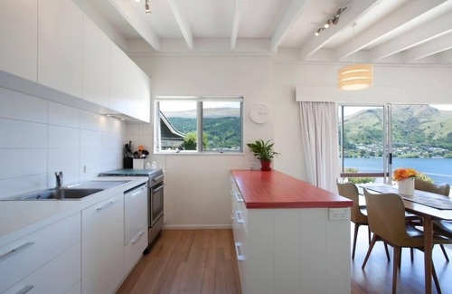 Kelvin Heights House | Sunny Cottage with fantastic water views