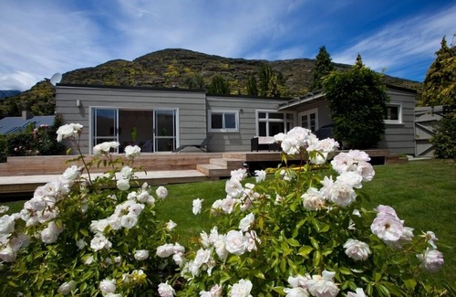 Kelvin Heights House | Sunny Cottage with fantastic water views