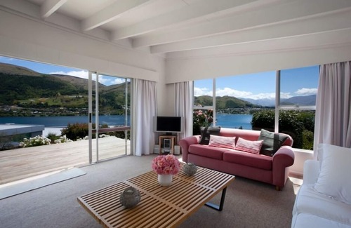 Kelvin Heights House | Sunny Cottage with fantastic water views