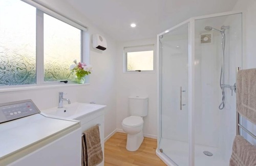 Kelvin Heights House | Sunny Cottage with fantastic water views