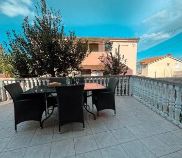 Gornji Karin Apartment | Sunny Day by Mare