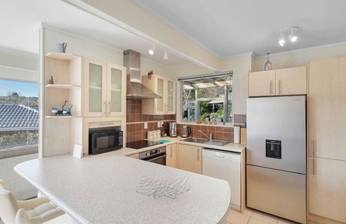 Mission Bay House | Sunny Delight Meadowbank with Lush Gardens