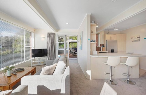 Mission Bay House | Sunny Delight Meadowbank with Lush Gardens