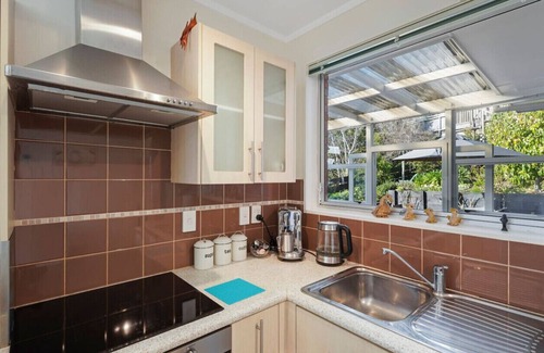 Mission Bay House | Sunny Delight Meadowbank with Lush Gardens