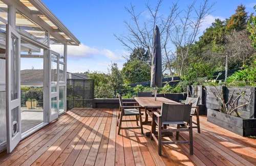 Mission Bay House | Sunny Delight Meadowbank with Lush Gardens