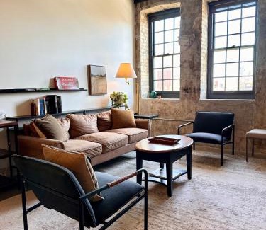 Westown Apartment | Sunny Double Queen 1BR Apartment Walking Distance to Fiserv