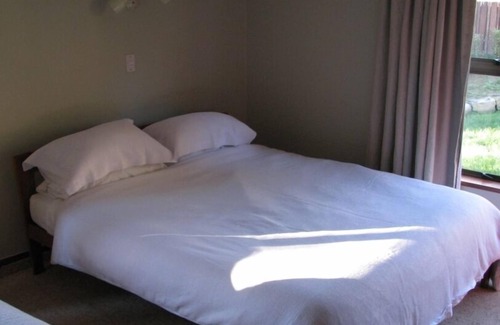Kelvin Heights House | Sunny, family home in peaceful neighbourhood