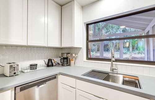 Gainesville House | Sunny Gainesville Home ~ Half-Mi to UF Campus!