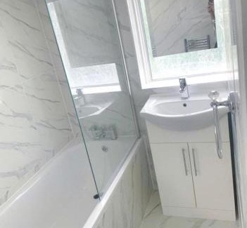 Hendon Apartment | Sunny Gardens 3-Bed Apartment in London