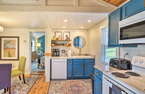 Williamstown Cabin | ‘Sunny Hill Cottage’ Dry Ridge Escape w/Deck!