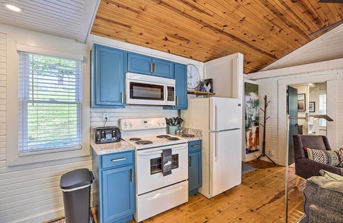 Williamstown Cabin | ‘Sunny Hill Cottage’ Dry Ridge Escape w/Deck!
