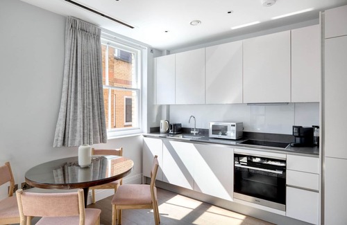 The City of London Apartment | Sunny Holborn 1BR, nr Temple Station & the Strand, by Blueground