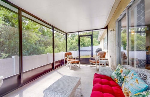 New Port Richey East House | Sunny Home - Screened-In Porch - Close to Beach