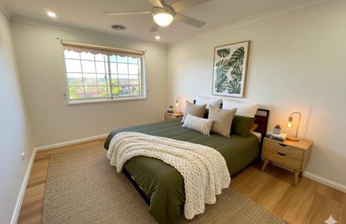 Bonnells Bay House | Sunny Lake View House - Perfect for Family & Friends