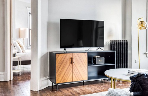 Wrigleyville Apartment | Sunny Lakeview 3BR near Wrigley Field, 1 block to Red Line, by Blueground