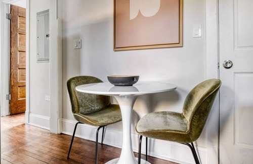 Wrigleyville Apartment | Sunny Lakeview 3BR near Wrigley Field, 1 block to Red Line, by Blueground