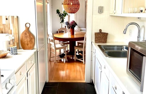 Oak Bluffs Cottage | Sunny Oak Bluffs cottage minutes from beach
