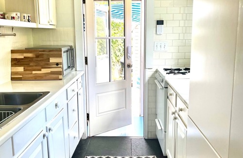 Oak Bluffs Cottage | Sunny Oak Bluffs cottage minutes from beach