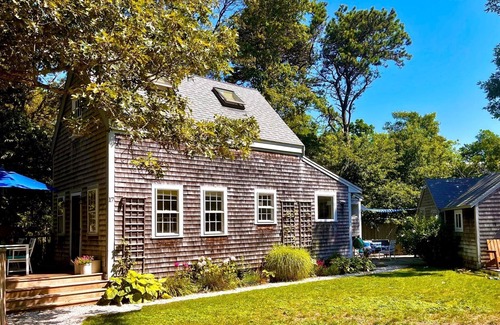 Oak Bluffs Cottage | Sunny Oak Bluffs cottage minutes from beach