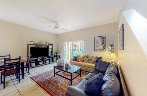 Regal Palms House | Sunny Oasis