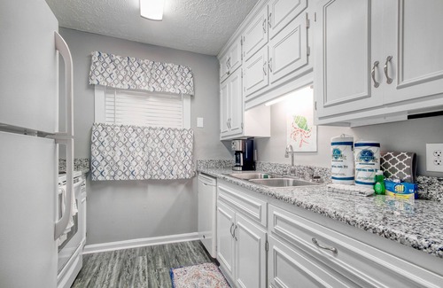 Myrtle Beach Condo | Sunny oceanfront condo with beach access, pool, hot tub, washer/dryer & WiFi