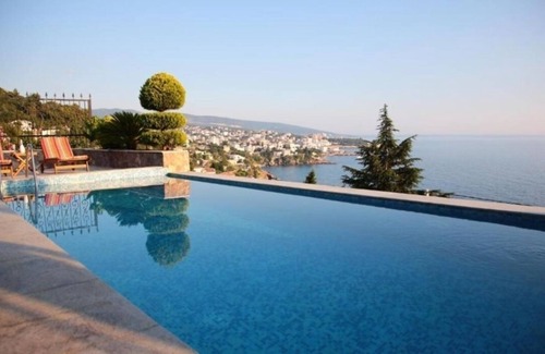 Dobra Voda Apartment | Sunny one bedroom apartment with a sea view