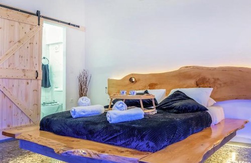 Old Town Rethymnon Apartment | Sunny Palm Room Crete