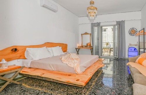 Old Town Rethymnon Apartment | Sunny Palm Room Crete