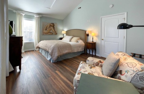 SouthPark House | Sunny Retreat in SouthPark – Spacious 2BR