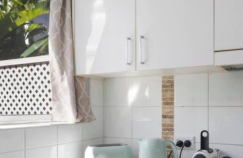 East Corrimal Apartment | Sunny Shores Escape Breezy Days near Surf Beaches