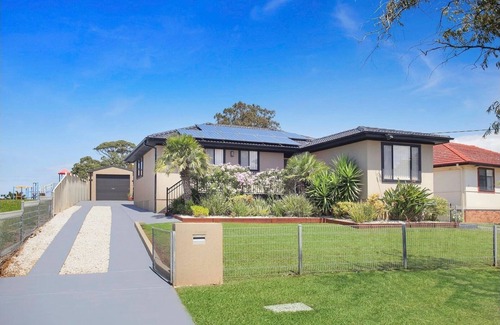 Lake Illawarra House | Sunny Shores Retreat –Private Pool & Pet friendly