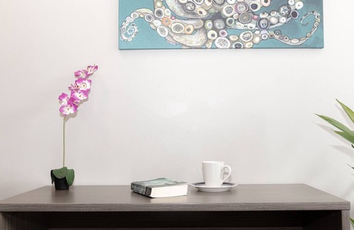 Midway District House | Sunny Studio Near All! 💜 of Restaurant Row w/HBO