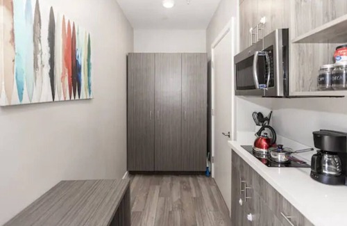Midway District House | Sunny Studio Near All! 💜 of Restaurant Row w/HBO