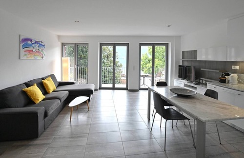 Melide Apartment | Sunny Suite with lake view