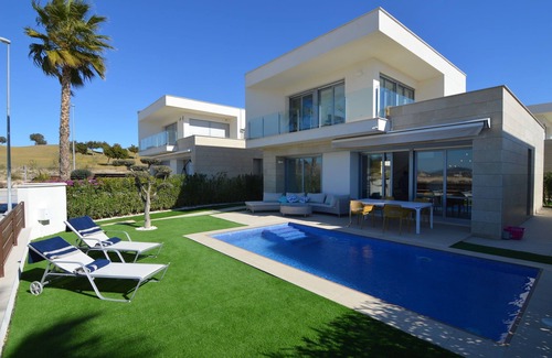 Lo Rufete Villa | Sunny Villa with Fenced Garden