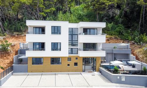 Brela Apartment | SunnySide luxury suites with free parking and swimming pool