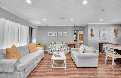 Beachway Estates House | SunnySide Pompano 2/2 - Vibrant Home with Pool