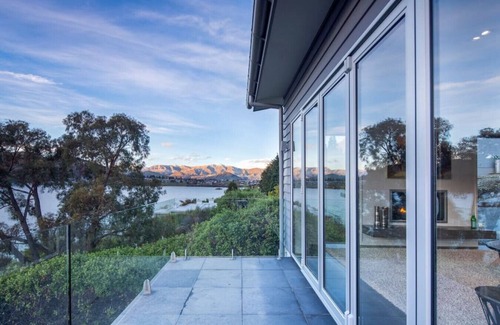Kelvin Heights House | Sunnyside Vista | Sunny spacious home with spa